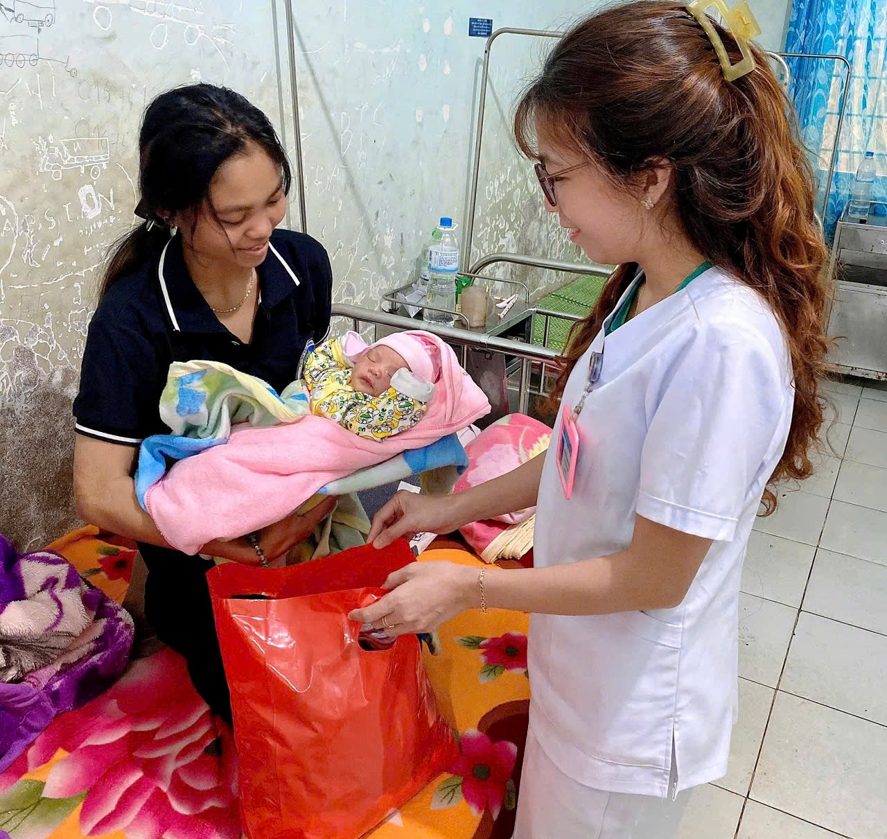 Quảng Ngãi: Tủ đồ miễn phí cho trẻ sơ sinh Tu Mơ Rông