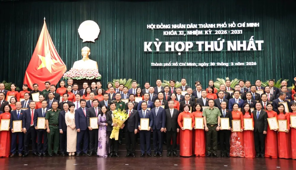 TP. Hồ Chí Minh trao Giấy chứng nhận cho 125 đại biểu Hội đồng nhân dân khóa XI
