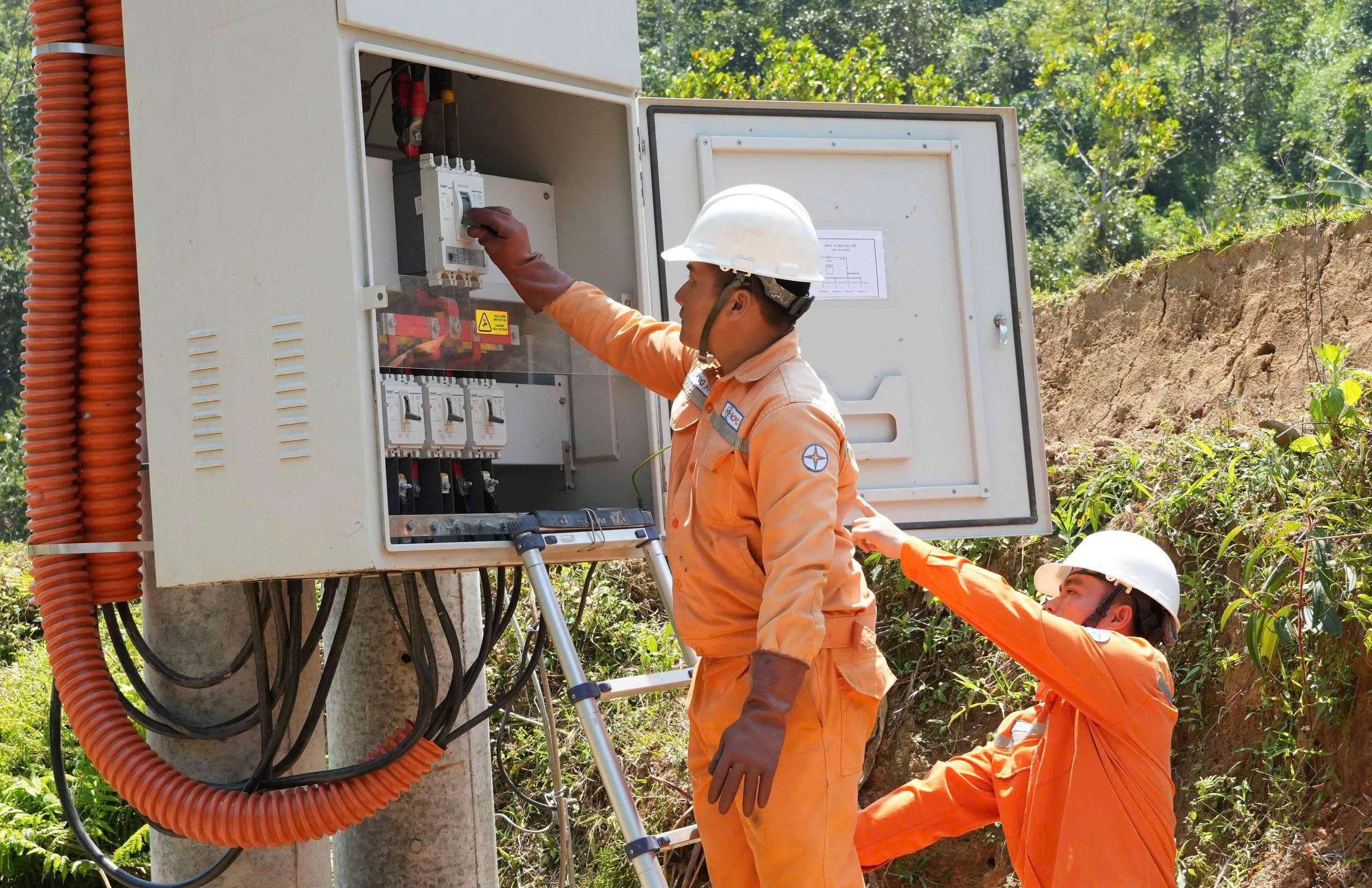 Đóng điện công trình cấp điện cho 123 hộ đồng bào Xơ Đăng ở Tu Thôn