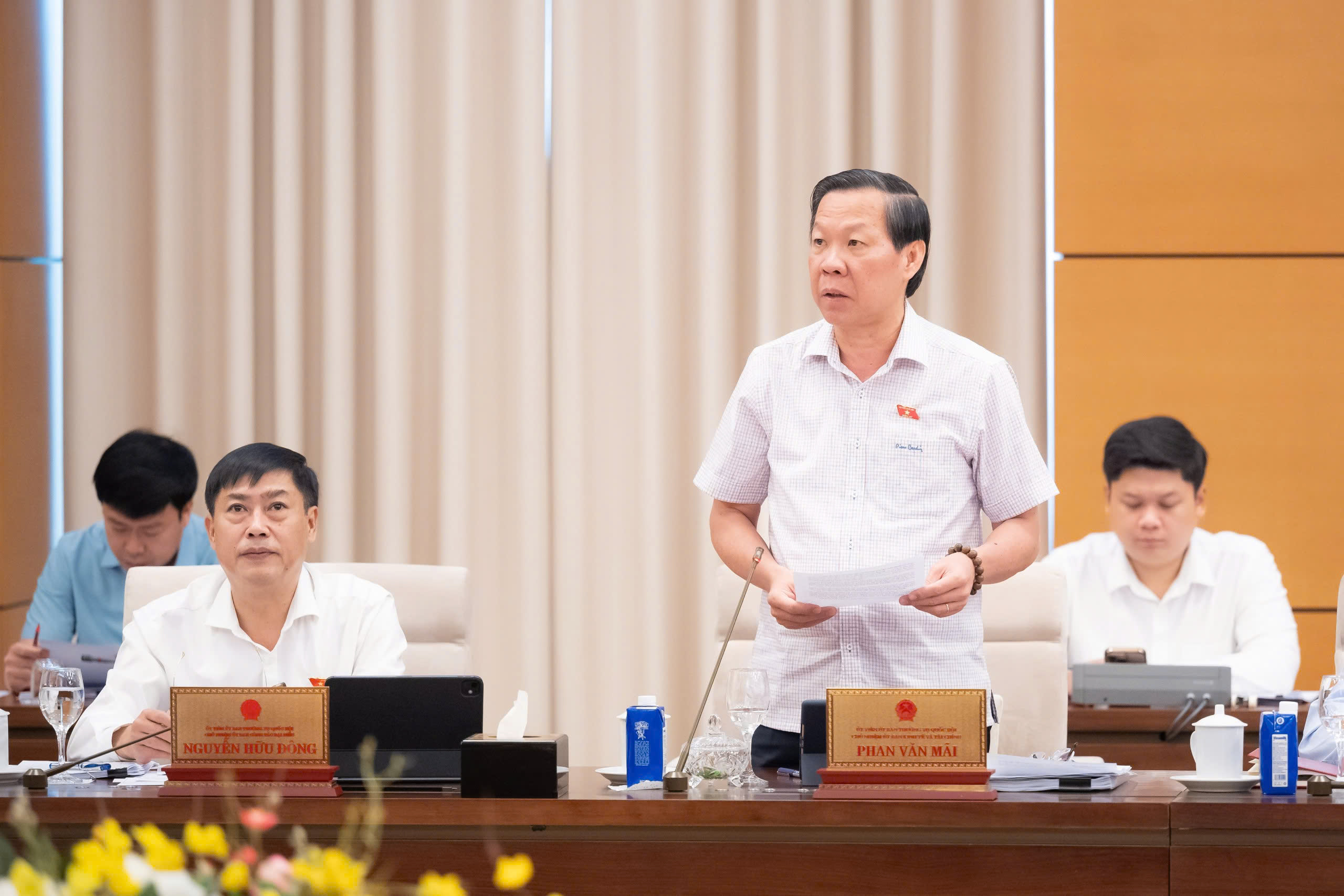 Xem xét sửa đổi bảng lương, phụ cấp đối với cán bộ, lãnh đạo 