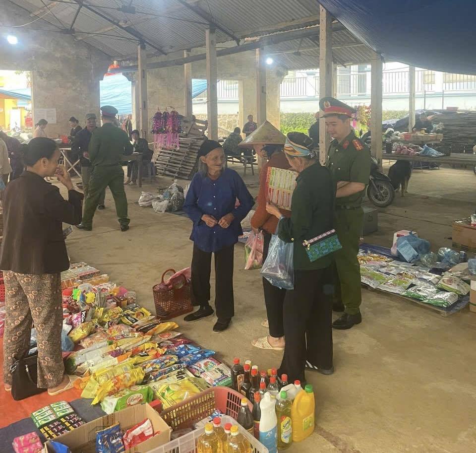 Cao Bằng phát tờ rơi tại chợ phiên để tuyên truyền pháp luật