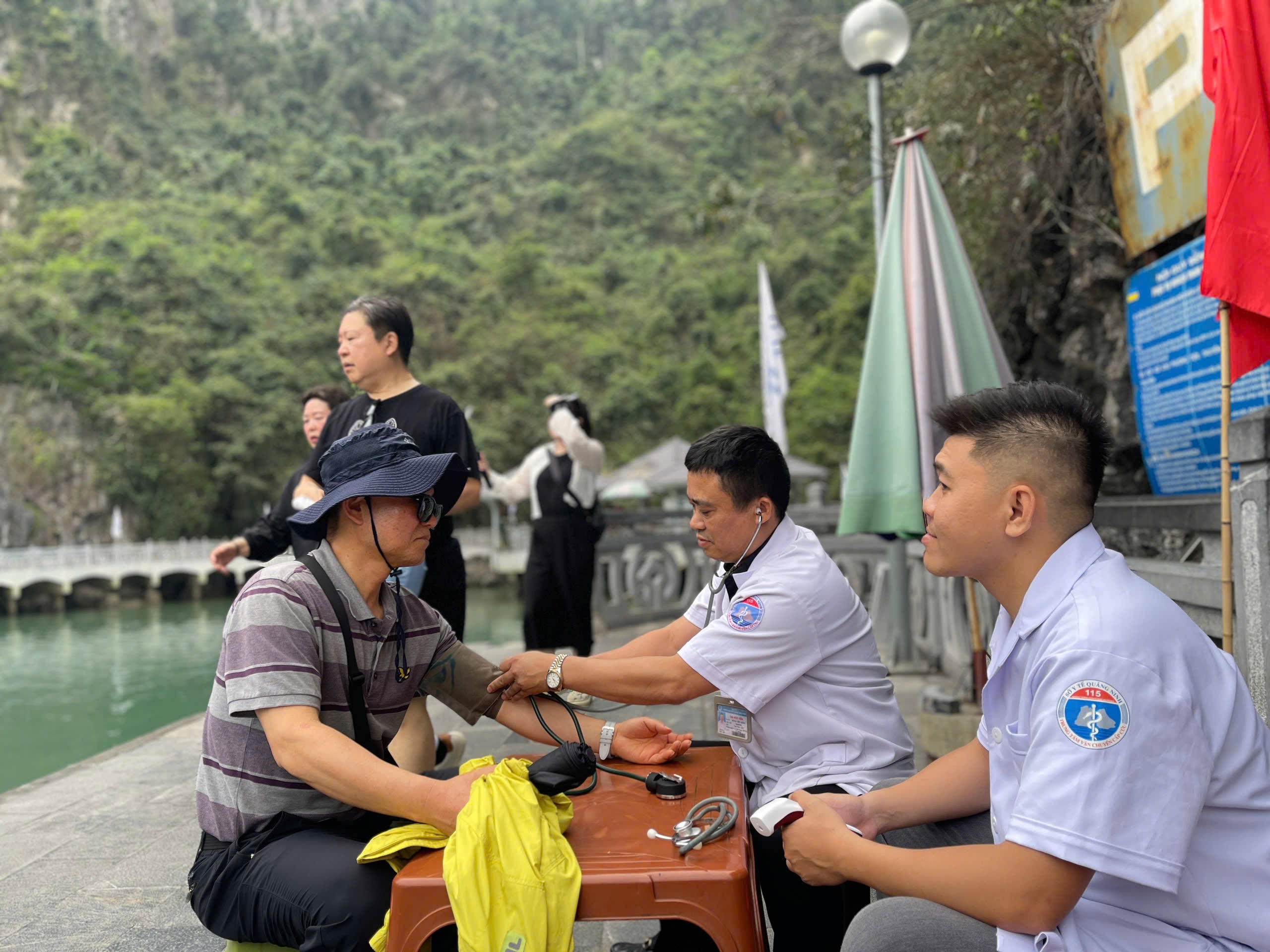 Quảng Ninh: Triển khai tổ y tế thường trực 24/24 giờ trên vịnh Hạ Long
