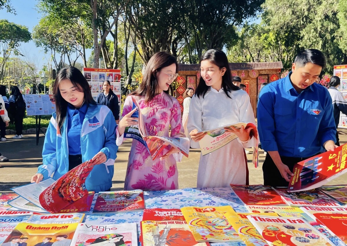 Bạn đọc tại gian trưng bày báo Xuân tỉnh Gia Lai. Ảnh: MH