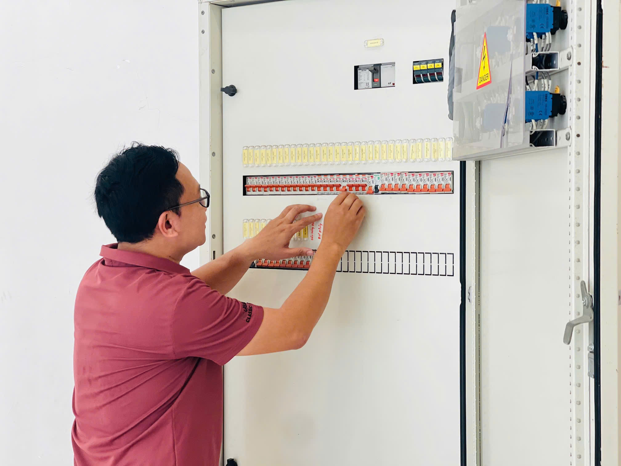 Ứng phó nắng nóng, người dân chủ động tiết kiệm điện