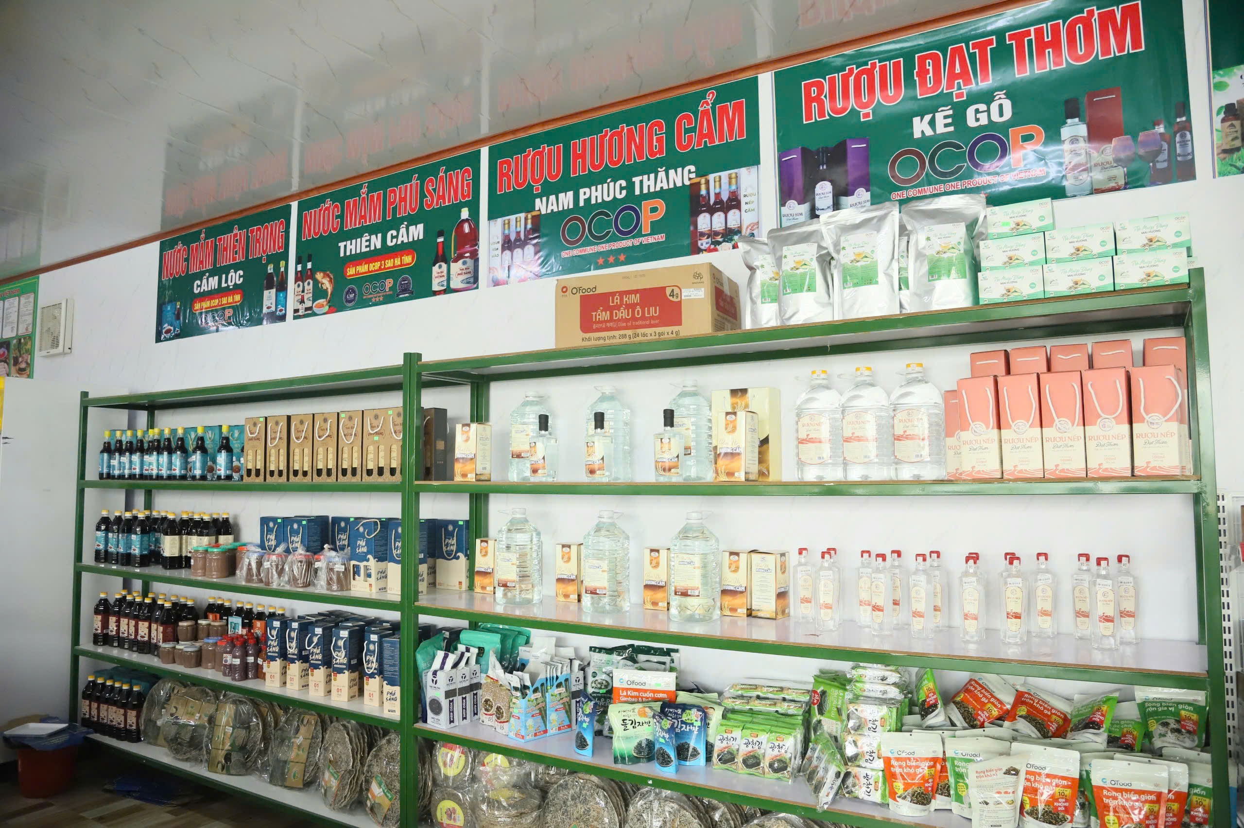 Mạng lưới bán lẻ hiện đại mở ra nhiều cơ hội kết nối tiêu thụ sản phẩm cho doanh nghiệp địa phương. Ảnh: Trọng Tùng