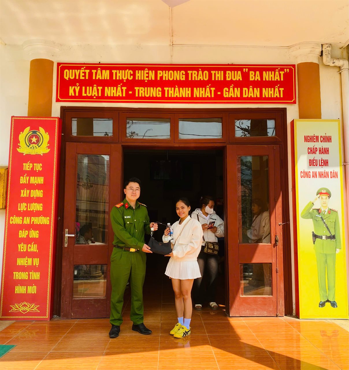 Công an phường Sa Pa hỗ trợ du khách nước ngoài tìm lại tài sản 