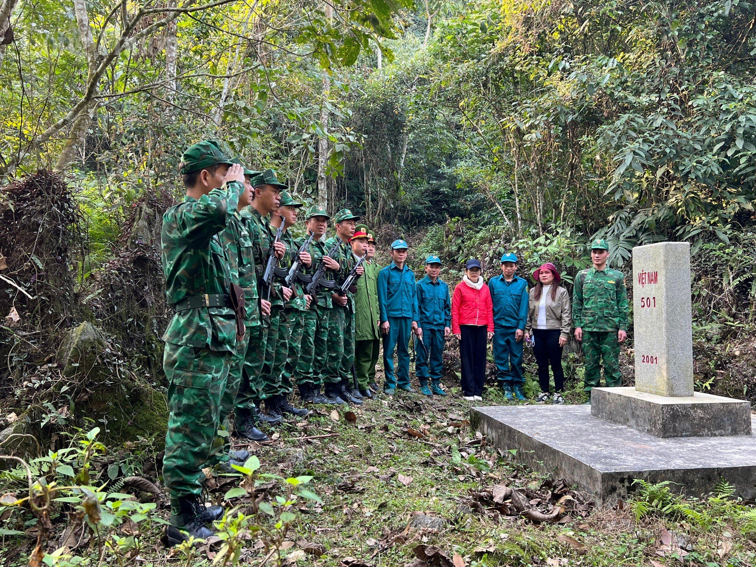 Lực lượng biên phòng Tuyên Quang phối hợp với dân quân tự vệ tuần tra khu vực biên giới. Ảnh: BPTQ