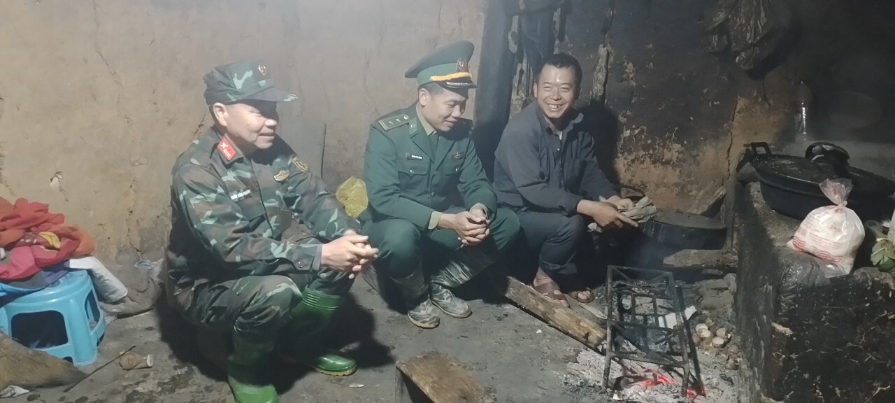 Lực lượng biên phòng Tuyên Quang thực hiện phương châm “ăn cùng, ở cùng, làm cùng” với người dân