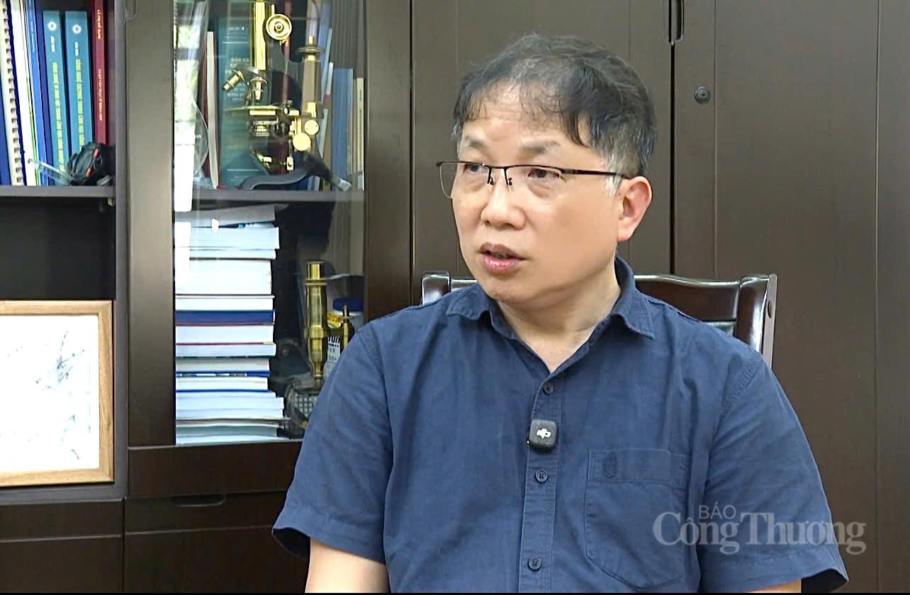 Theo PGS.TS Vũ Nguyên Thành: "Nhóm công nghệ mà chúng tôi quan tâm nhất hiện nay là công nghệ sinh học ứng dụng enzyme và vi sinh vật". Ảnh: Hải Trung.