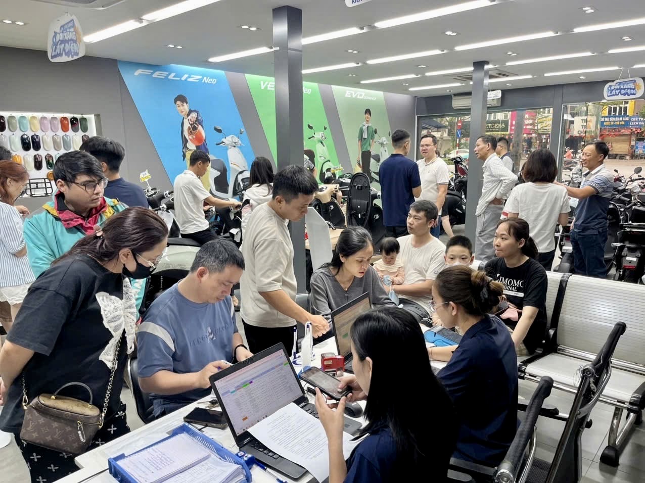 Người Hà Nội ngày càng quan tâm đến xe máy điện