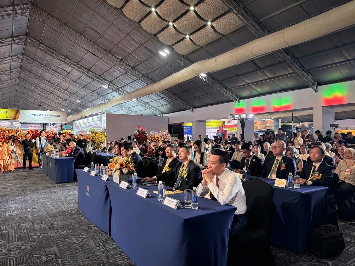 Triển lãm thu hút sự quan tâm của đông đảo doanh nghiệp, chuyên gia và tổ chức xúc tiến thương mại trong và ngoài nước. Ảnh: Minh Anh.