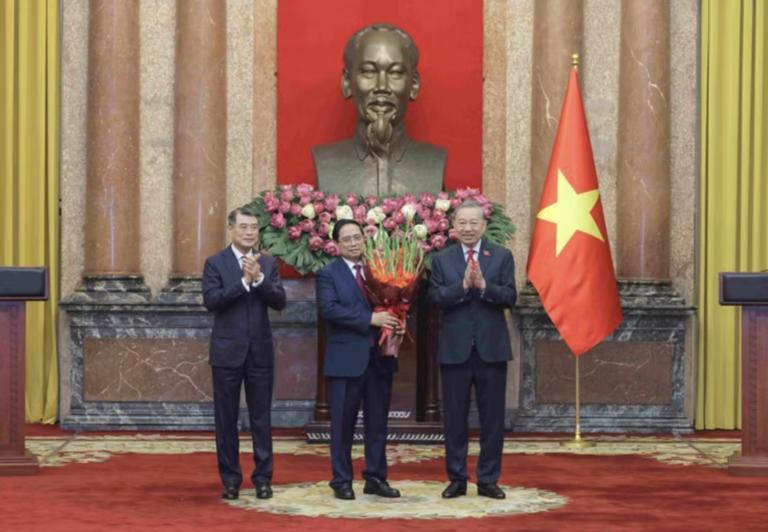 Tổng Bí thư, Chủ tịch nước Tô Lâm và Thủ tướng Chính phủ Lê Minh Hưng tặng hoa chúc mừng nguyên Thủ tướng Chính phủ Phạm Minh Chính đã hoàn thành xuất sắc nhiệm vụ được Đảng, Nhà nước giao phó.