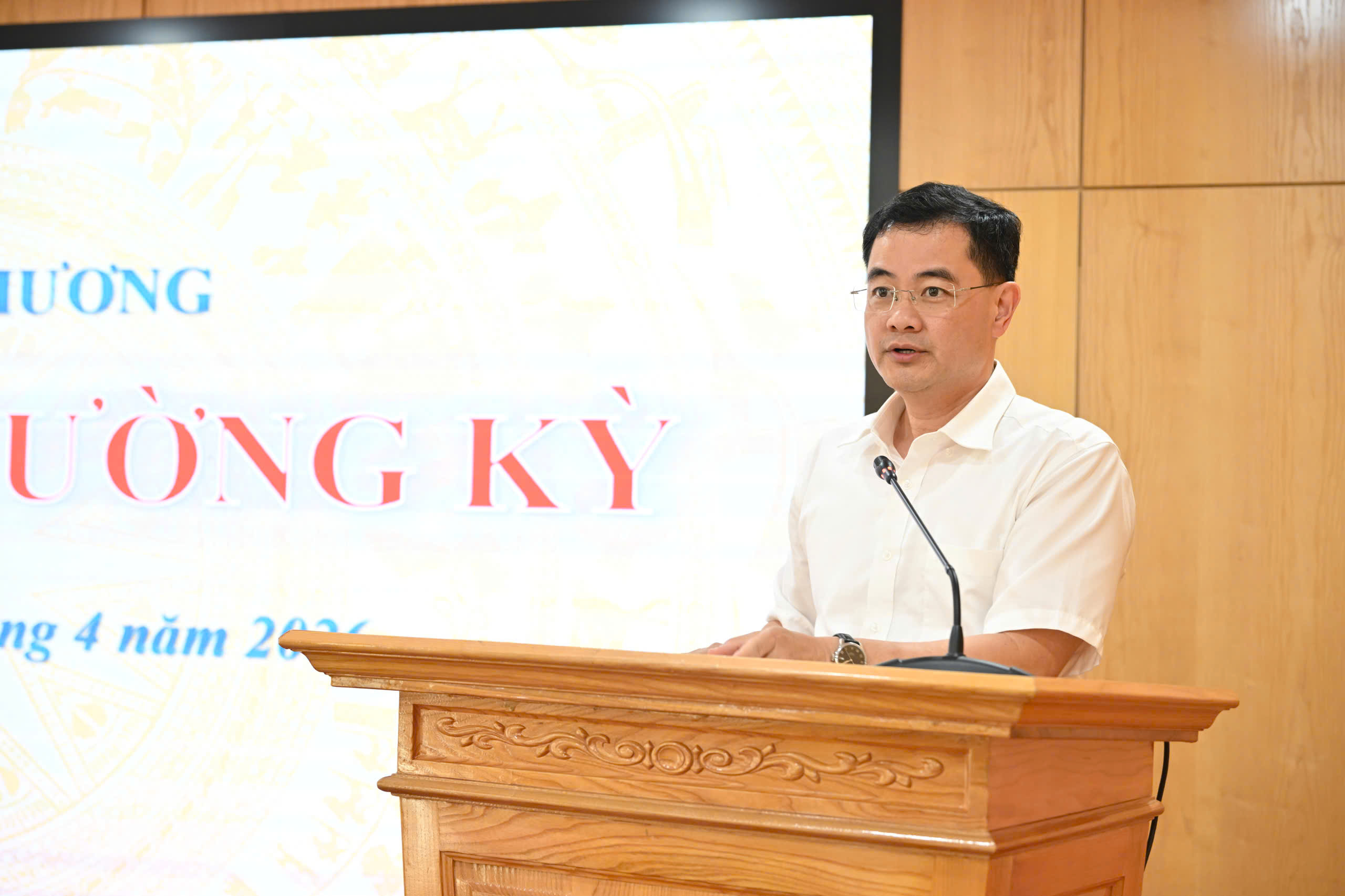 Ông Bùi Huy Sơn - Vụ trưởng Vụ kế hoạch, Tài chính và Quản lý doanh nghiệp (Bộ Công Thương) phát biểu tại họp báo. Ảnh: Cấn Dũng