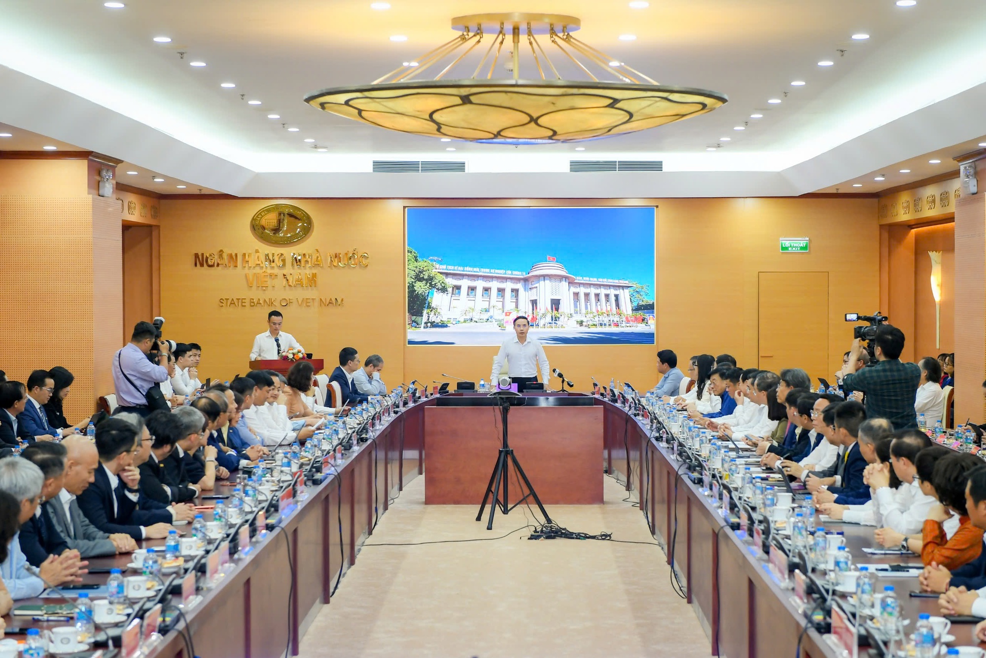 Các ngân hàng đồng thuận giảm lãi suất, thúc đẩy tăng trưởng kinh tế