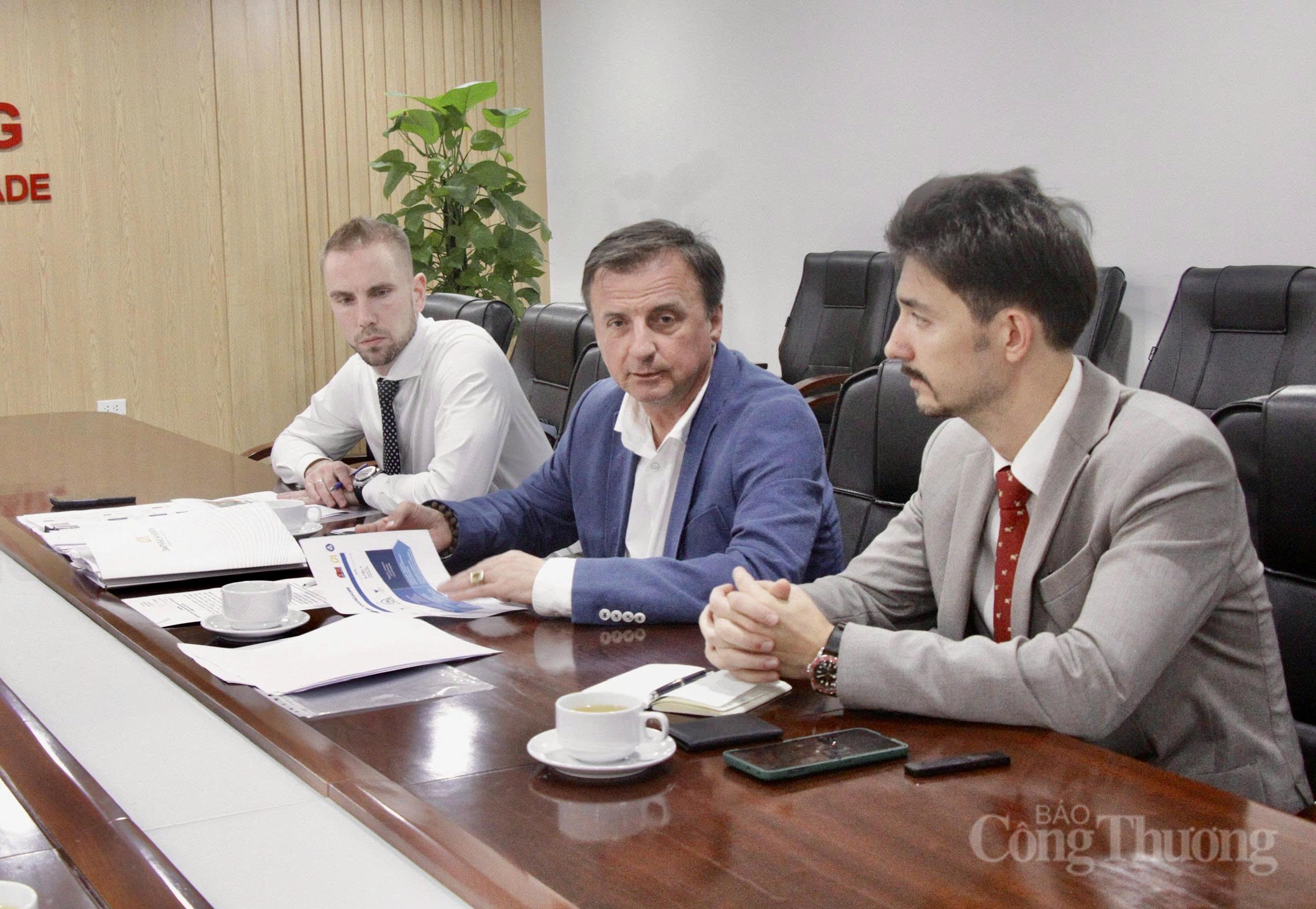 Phía Zarubezhneft trao đổi tại cuộc họp.