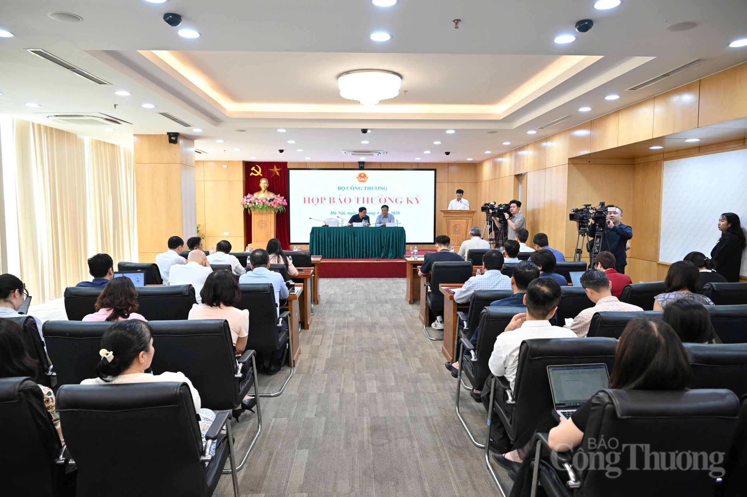 Toàn cảnh họp báo thường kỳ quý I/2026 của Bộ Công Thương diễn ra chiều ngày 9/4. Ảnh: Cấn Dũng