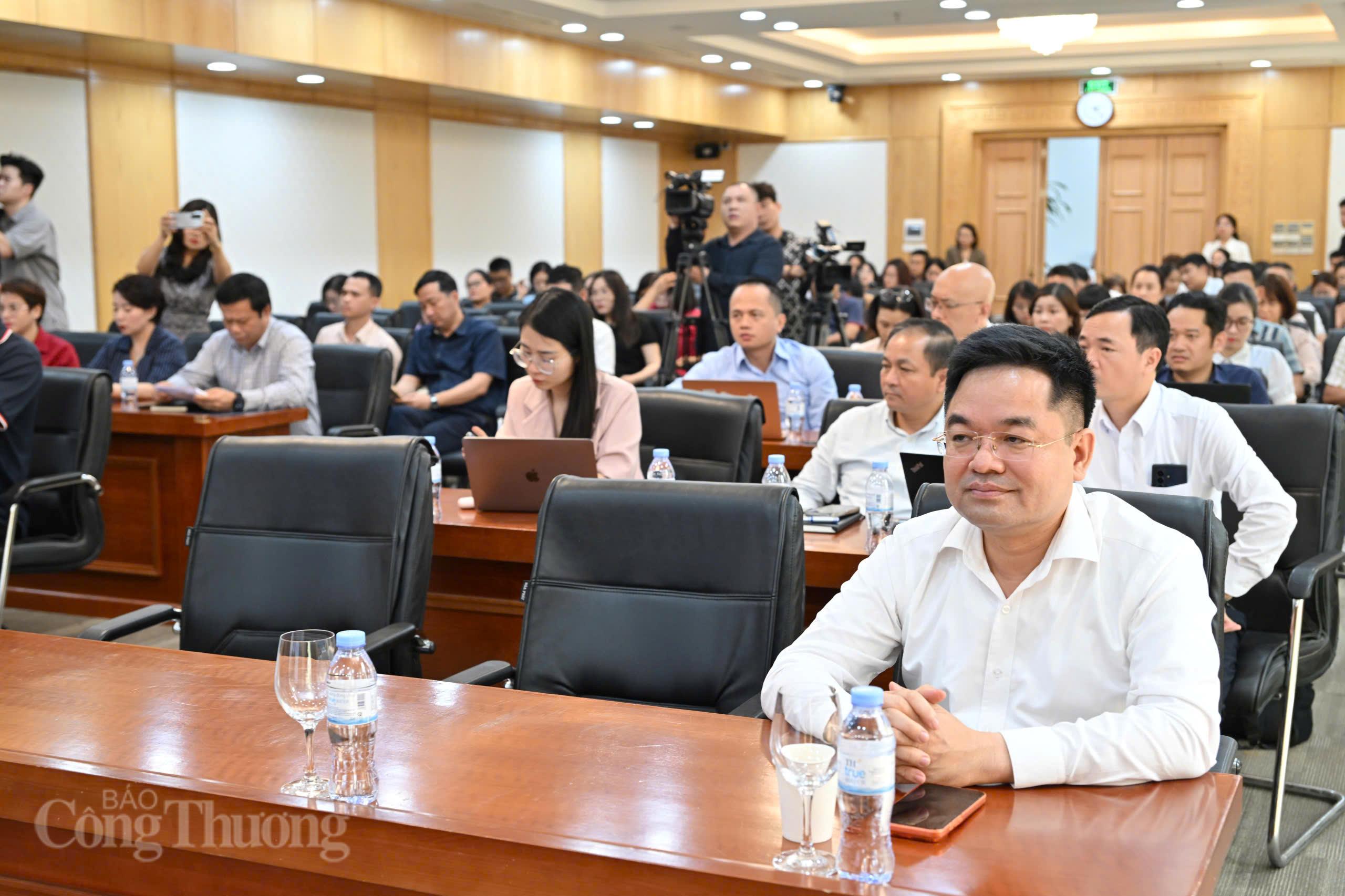 Tham dự họp báo có lãnh đạo các đơn vị chức năng trong Bộ Công Thương, cùng nhiều phóng viên, nhà báo đến từ các cơ quan báo chí trong cả nước.