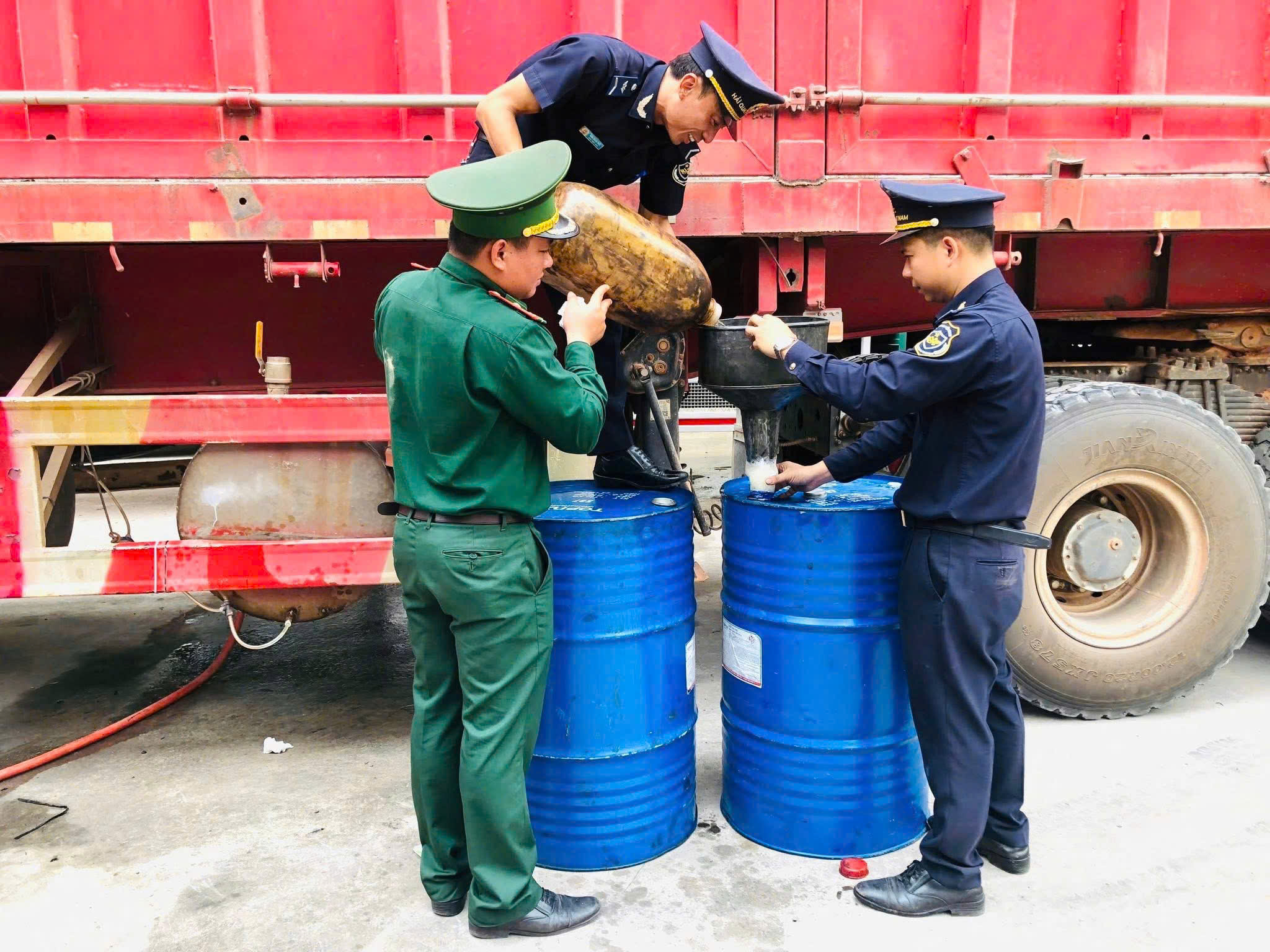 Phát hiện 400 lít dầu diesel giấu tinh vi dưới gầm xe đầu kéo