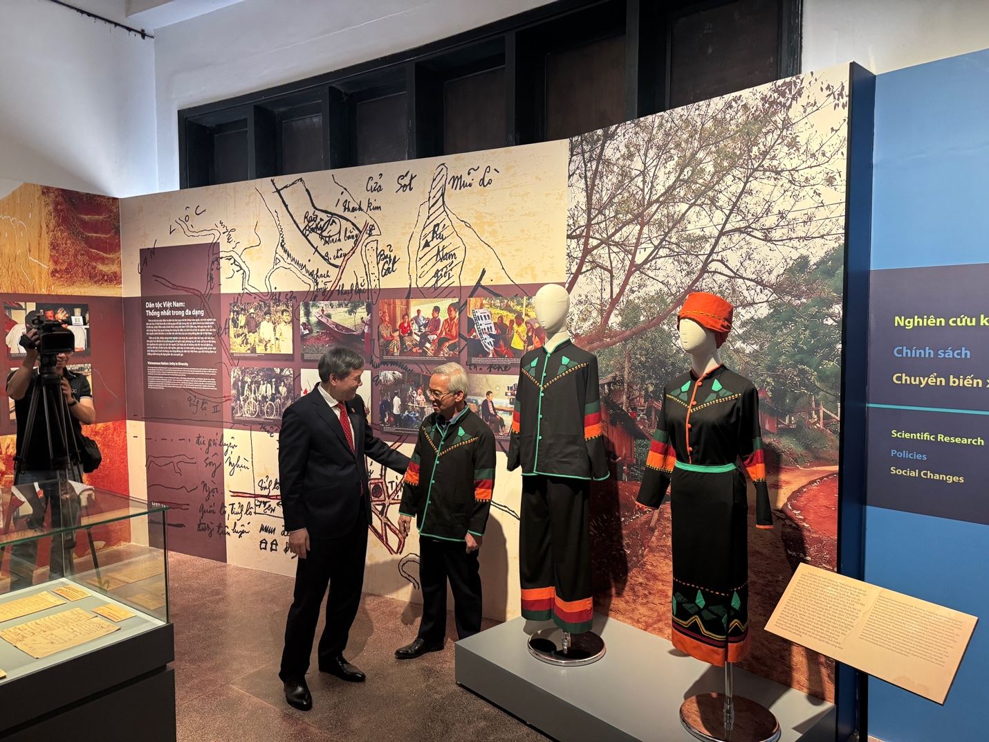 Giới thiệu trang phục mới của dân tộc Chứt tới công chúng Thủ đô