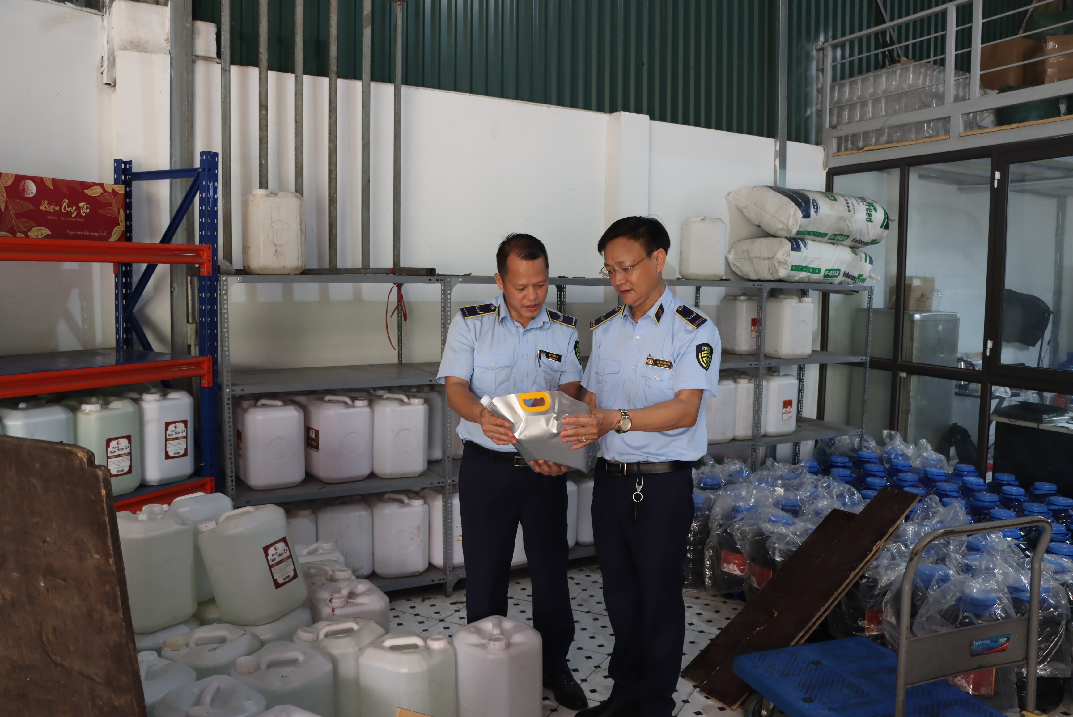 Phát hiện gần 9.000 lít rượu có dấu hiệu vi phạm tại Hà Nội