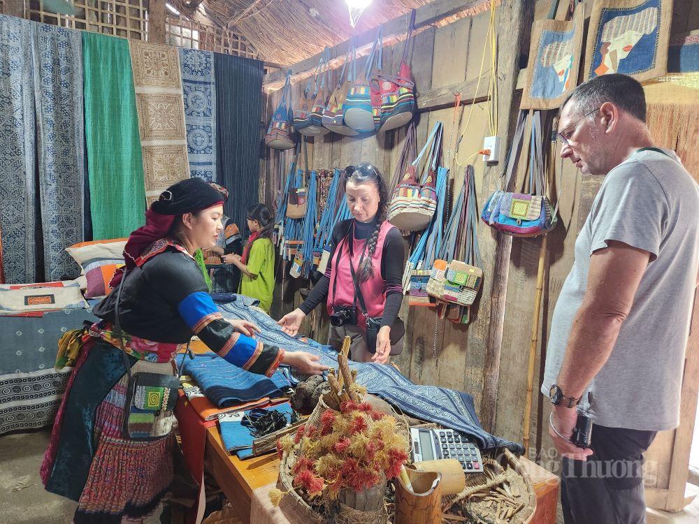 Nhiều mặt hàng thủ công của địa phương đã từng bước xuất khẩu tại chỗ thông qua lượng khách du lịch đến với Tuyên Quang ngày càng tăng. Ảnh: Thu Hường