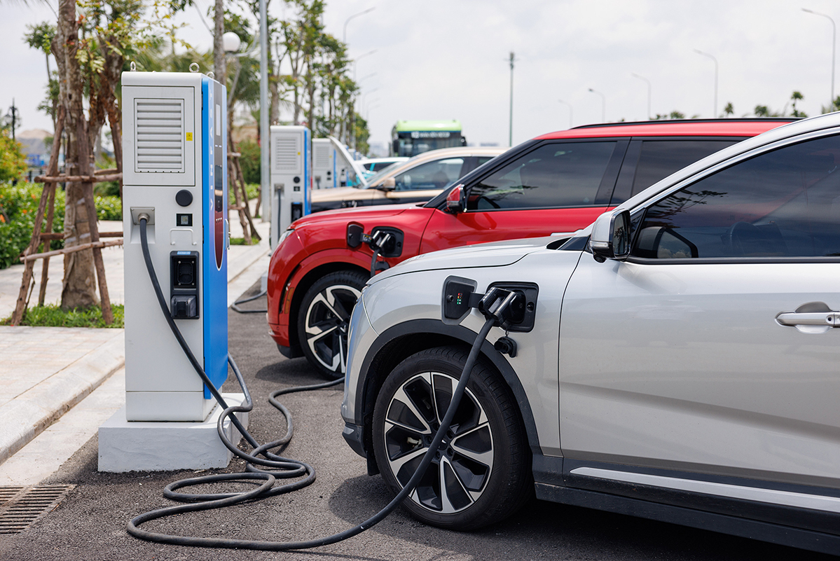 Bộ Tài chính đề xuất kéo dài ưu đãi lệ phí trước bạ 0% cho ô tô điện đến năm 2030. Ảnh: Tuấn Vũ