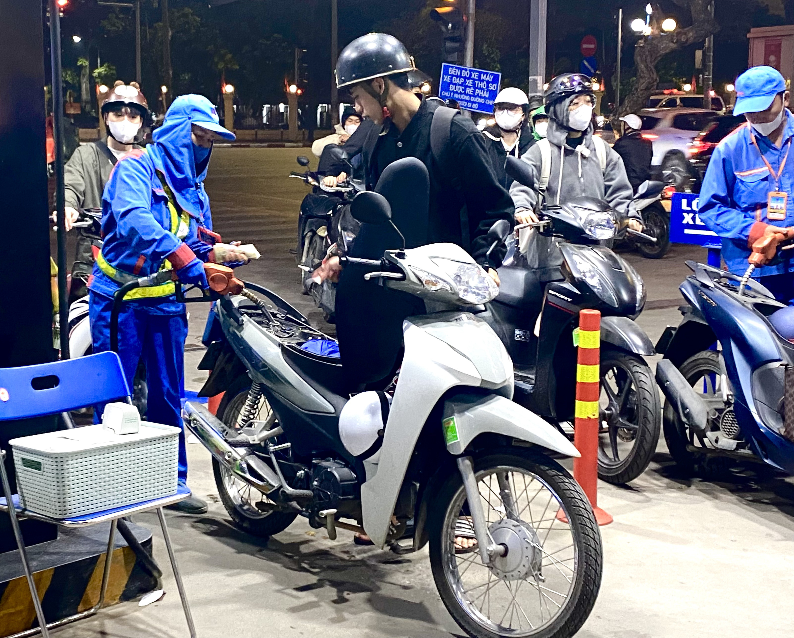 Giá xăng dầu hôm nay 15/4/2026: Thế giới giảm mạnh