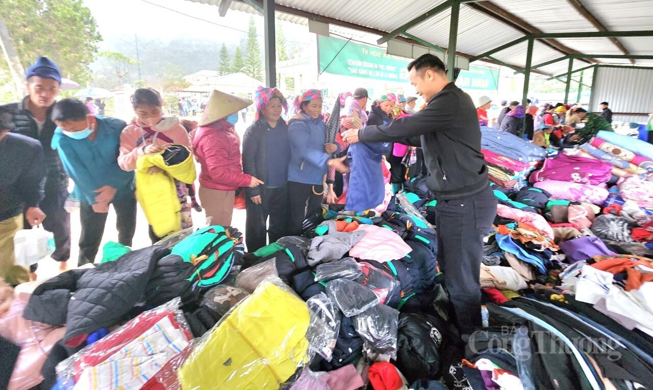 Chương trình đưa hàng Việt về xã biên giới Sơn Vĩ - Tuyên Quang. Ảnh: Thu Hường