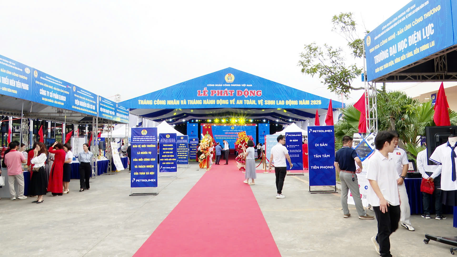 Trong khuôn khổ Lễ phát động Tháng Công nhân và Tháng hành động về an toàn vệ sinh lao động, nhiều đơn vị đã tham gia gian hàng trưng bày sản phẩm, dịch vụ.