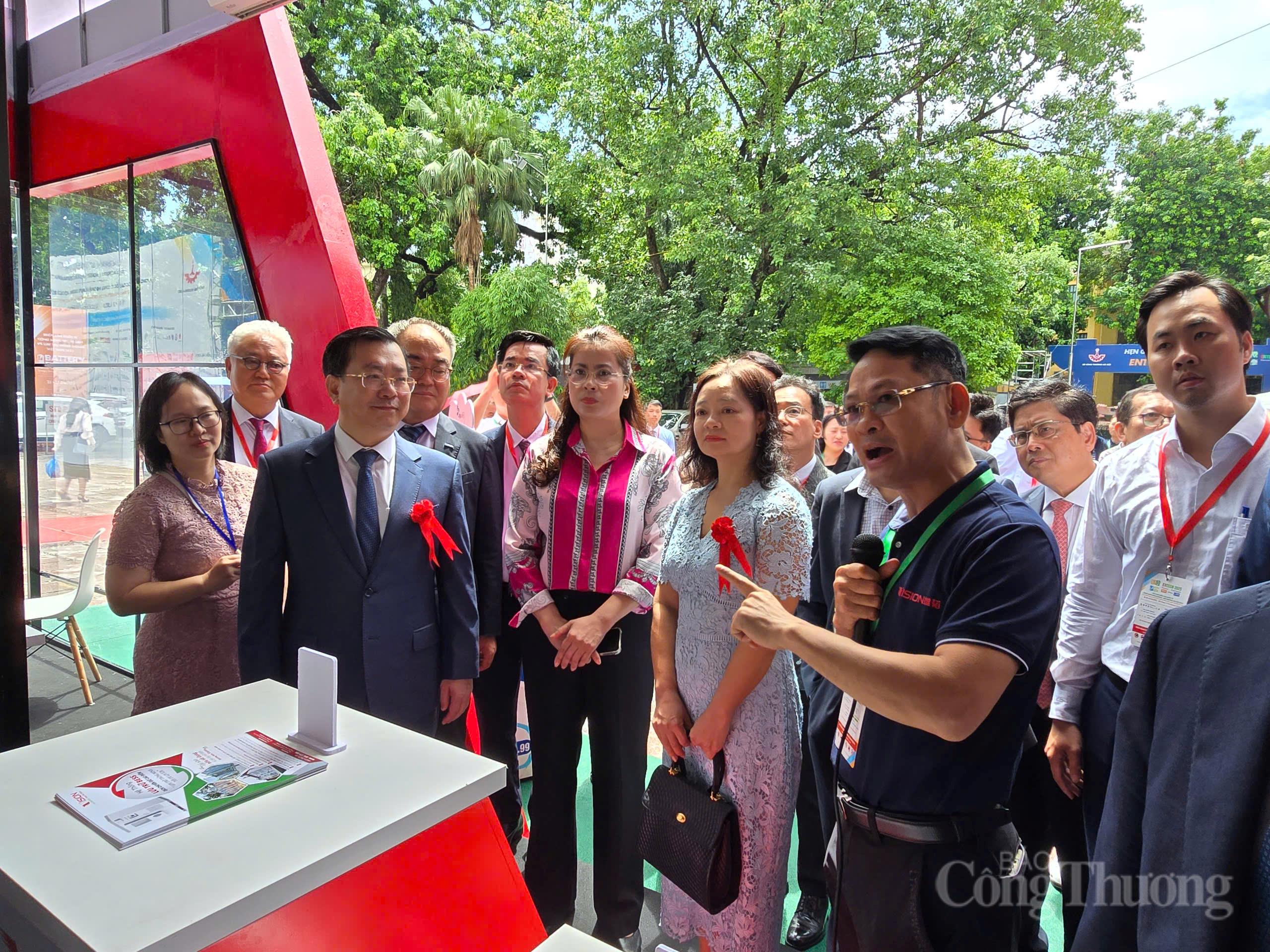 Ông Trần Văn Nam giới thiệu hệ thống pin lưu trữ năng lượng do công ty sản xuất với lãnh đạo Bộ Công Thương, UBND thành phố Hà Nội cùng các khách thăm quan trong và ngoài nước tại Hội chợ triển lãm Entech Hanoi 2025.
