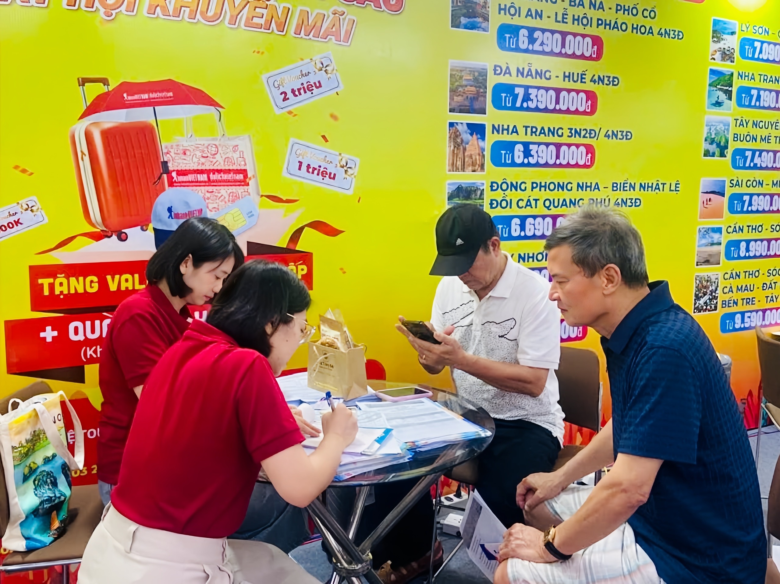 Tour du lịch nội - ngoại ‘nóng’ trước lễ 30/4 - 1/5