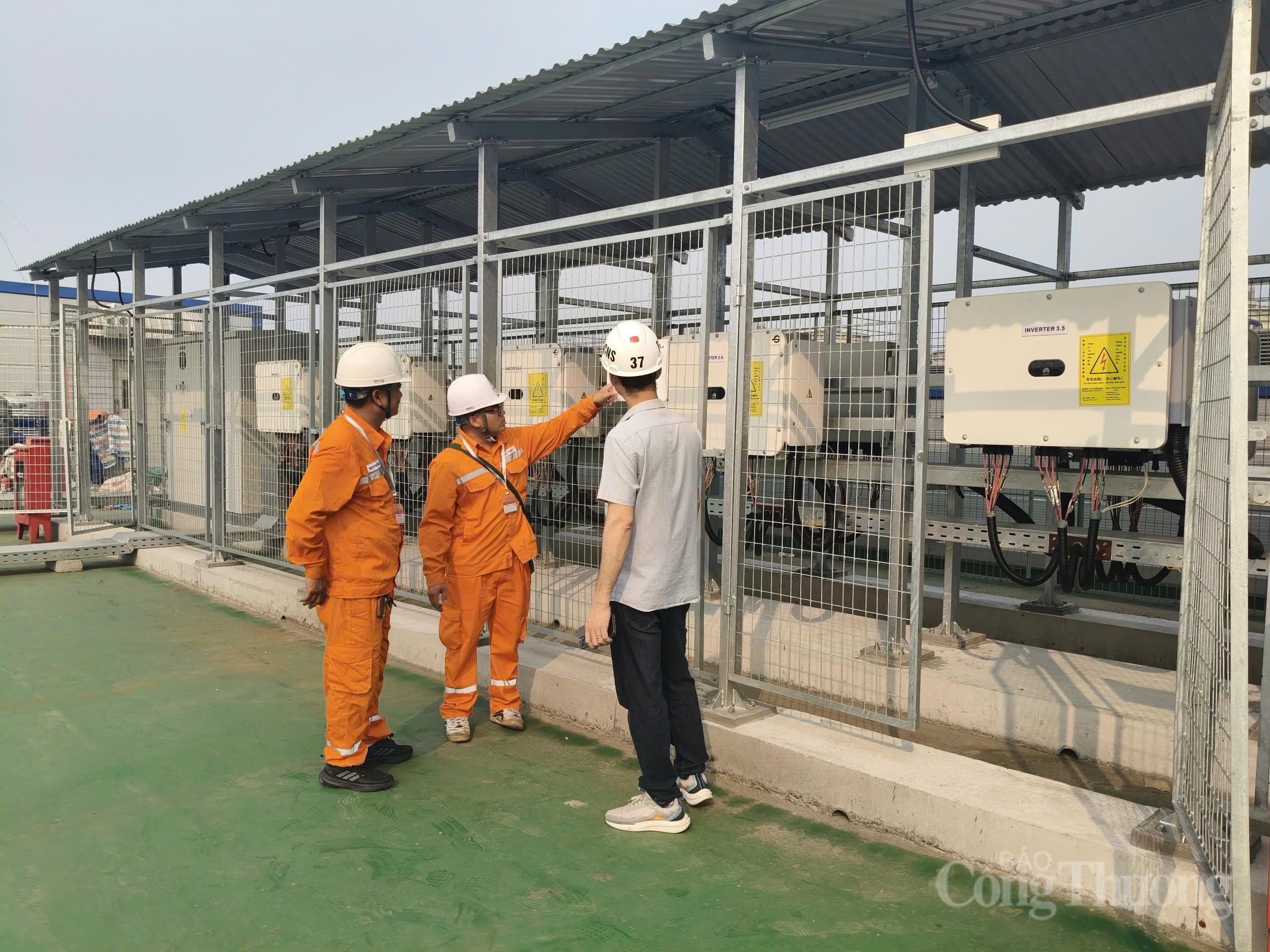 Hệ thống lưu trữ năng lượng được Công ty TNHH Precision Technology Component Fulian - KNC QUang Châu ( tỉnh Bắc Ninh)  lắp đặt cùng hệ thống điện mặt trời mái nhà. Ảnh: Thanh Hương