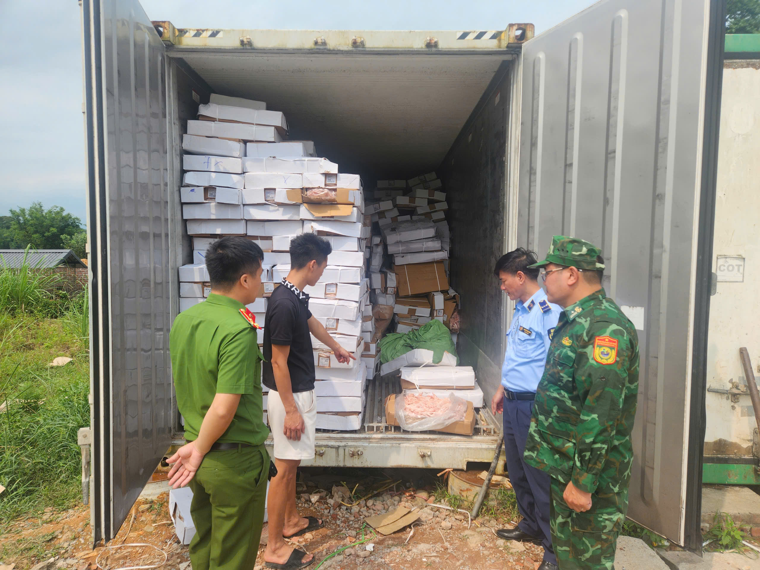 Quảng Ninh: Phát hiện, thu giữ hơn 25 tấn thực phẩm không rõ nguồn gốc