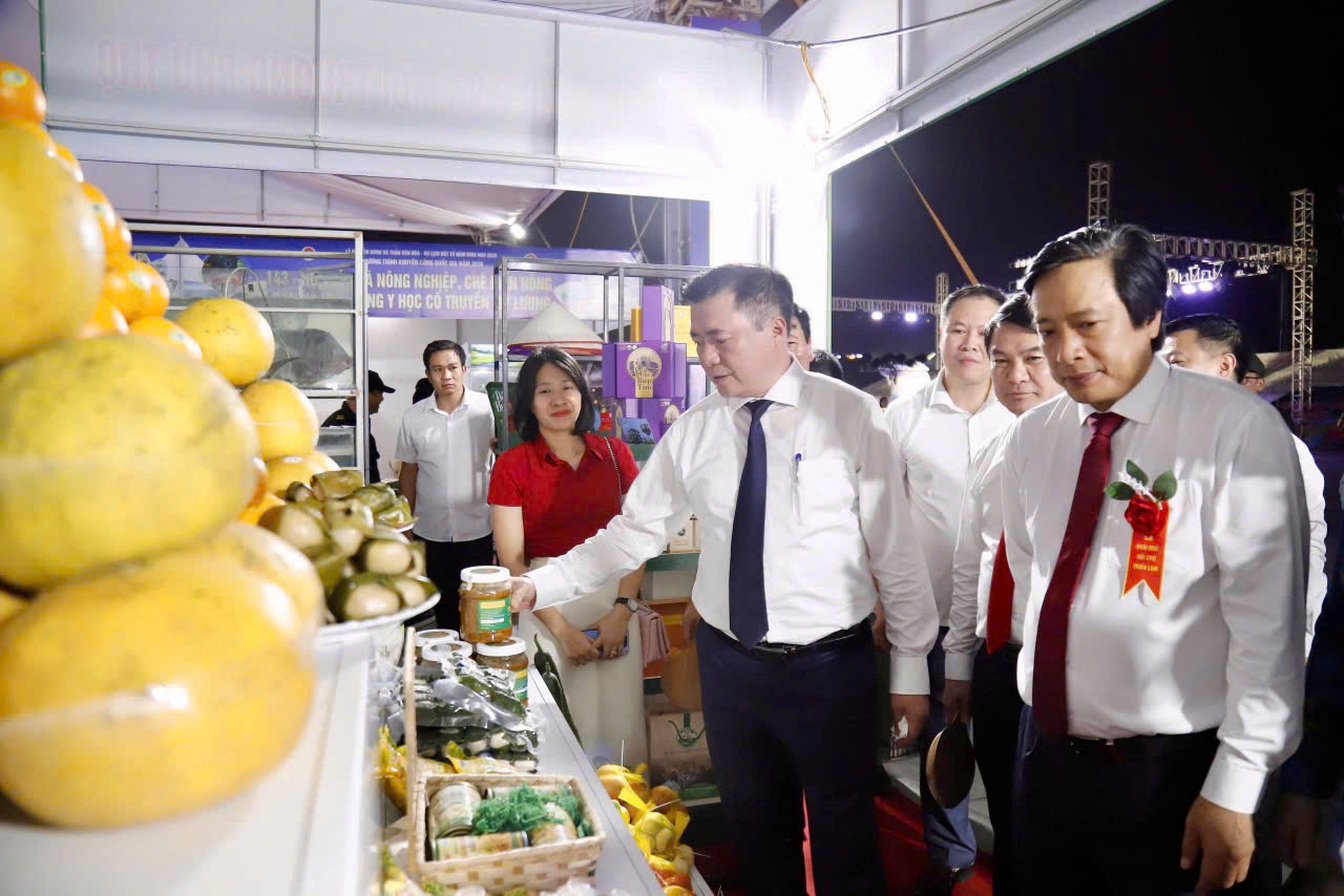 Thứ trưởng Bộ Công Thương Nguyễn Sinh Nhật Tân và các đại biểu thăm các gian hàng  tại hội chợ
