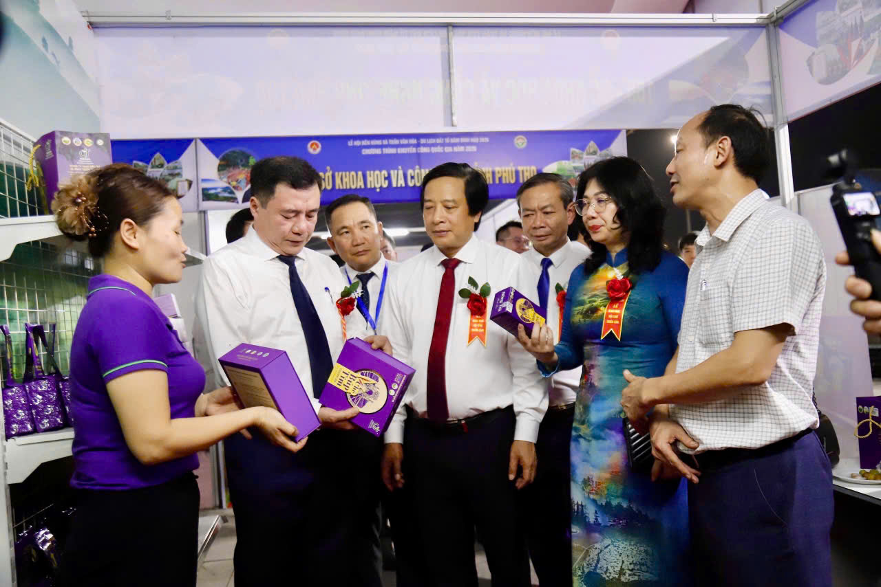 Thứ trưởng Bộ Công Thương Nguyễn Sinh Nhật Tân thăm quan các sản phẩm được trưng bày tại hội chợ.