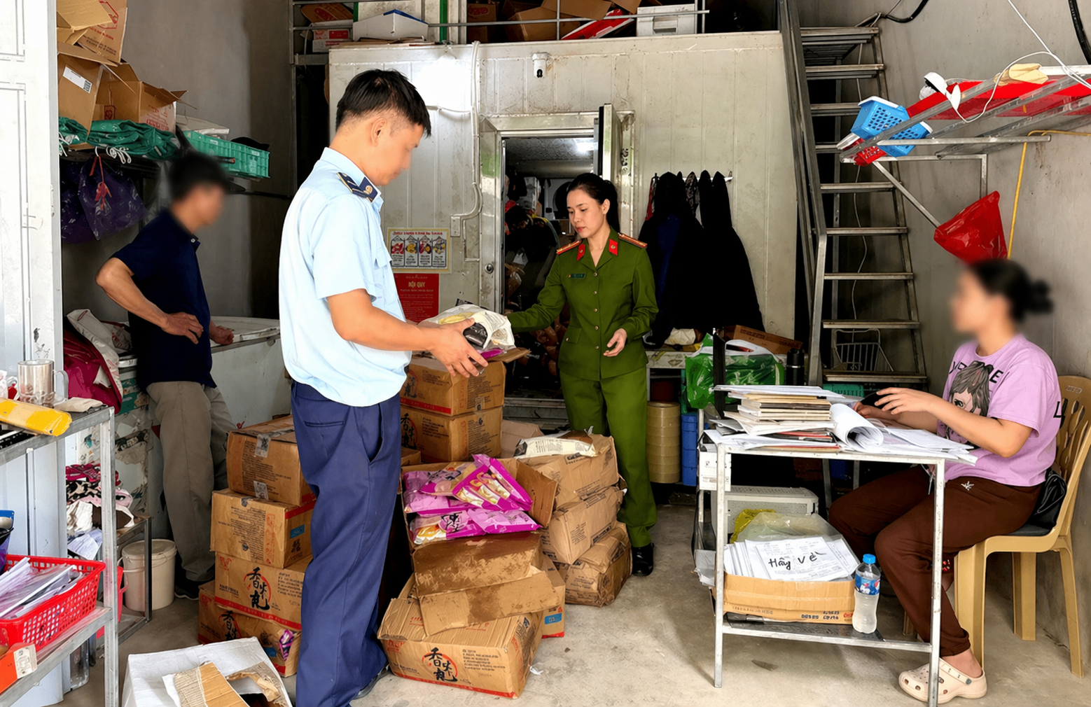 Lực lượng chức năng tăng cường kiểm tra, xử lý các cơ sở sản xuất, kinh doanh thực phẩm. Ảnh: Công an Thanh Hóa