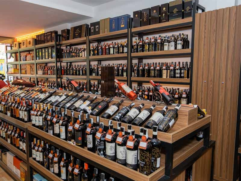 Bộ Tài chính đề xuất từ ngày 1/1/2027, doanh nghiệp, tổ chức, cá nhân được tự đặt in tem điện tử thuốc lá, tem điện tử rượu để sử dụng. Ảnh minh họa