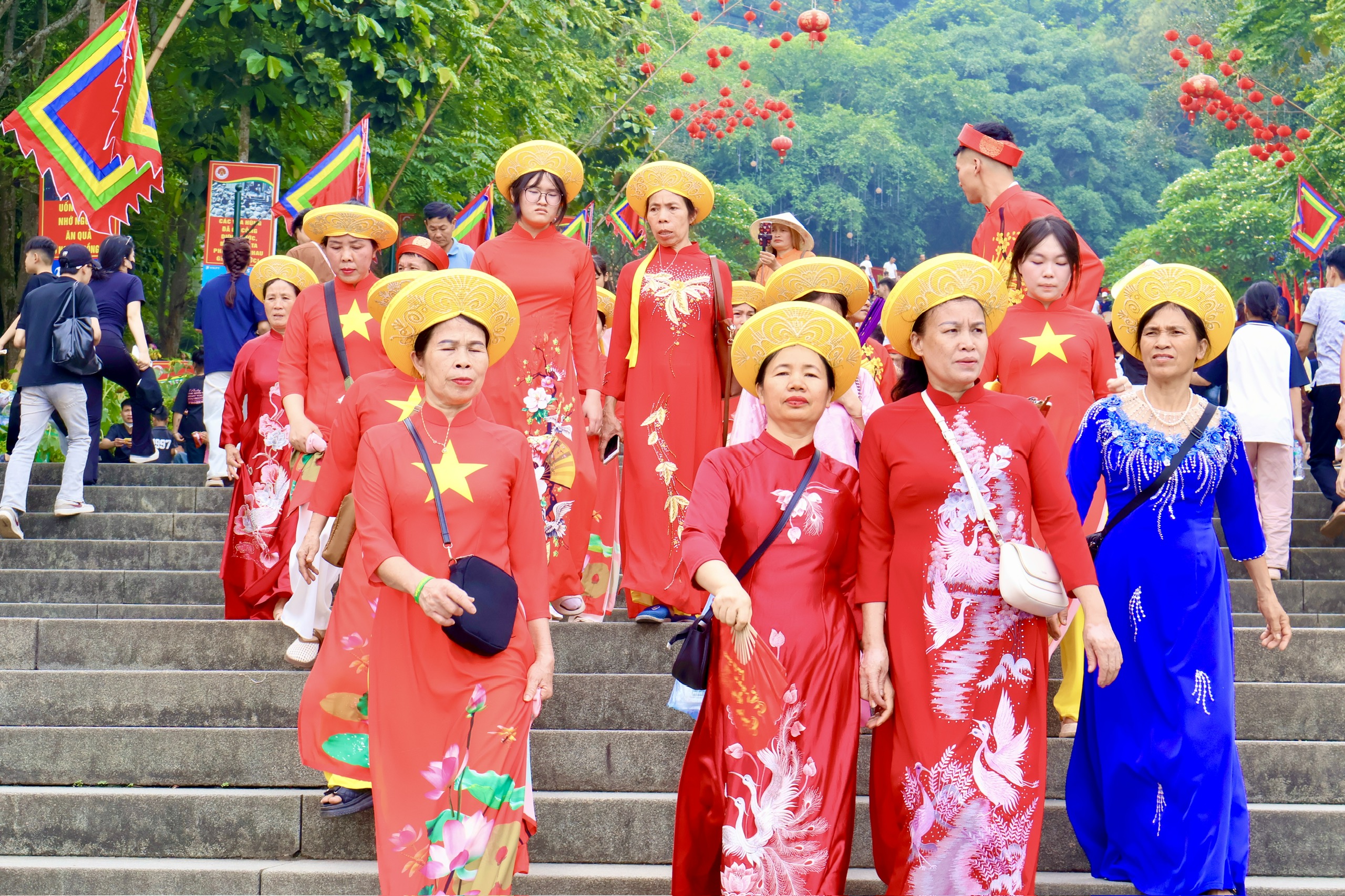 Hàng nghìn người dân đổ về Đền Hùng trước ngày Giỗ Tổ