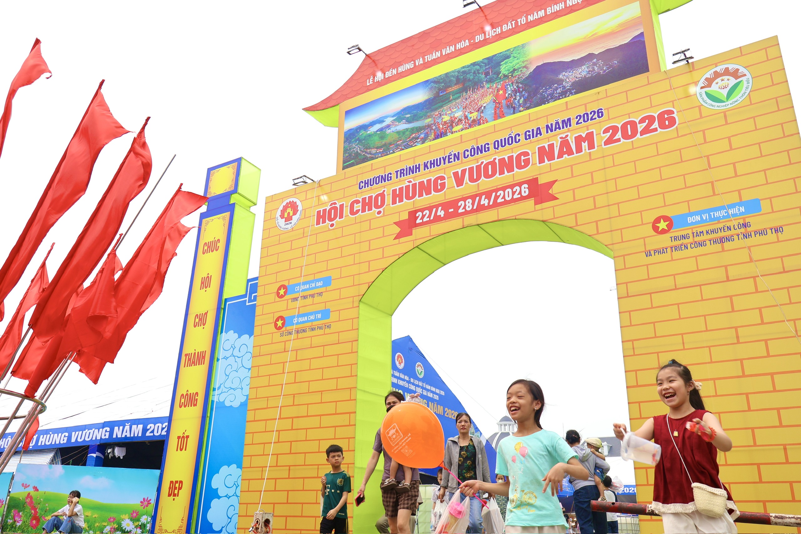 Hội chợ Hùng Vương với nhiều đặc sản vùng miền hút khách tham quan