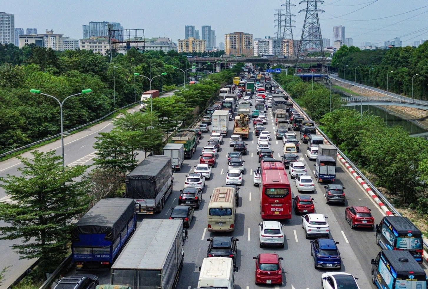 Giao thông ùn tắc trên các tuyến đường vào Hà Nội