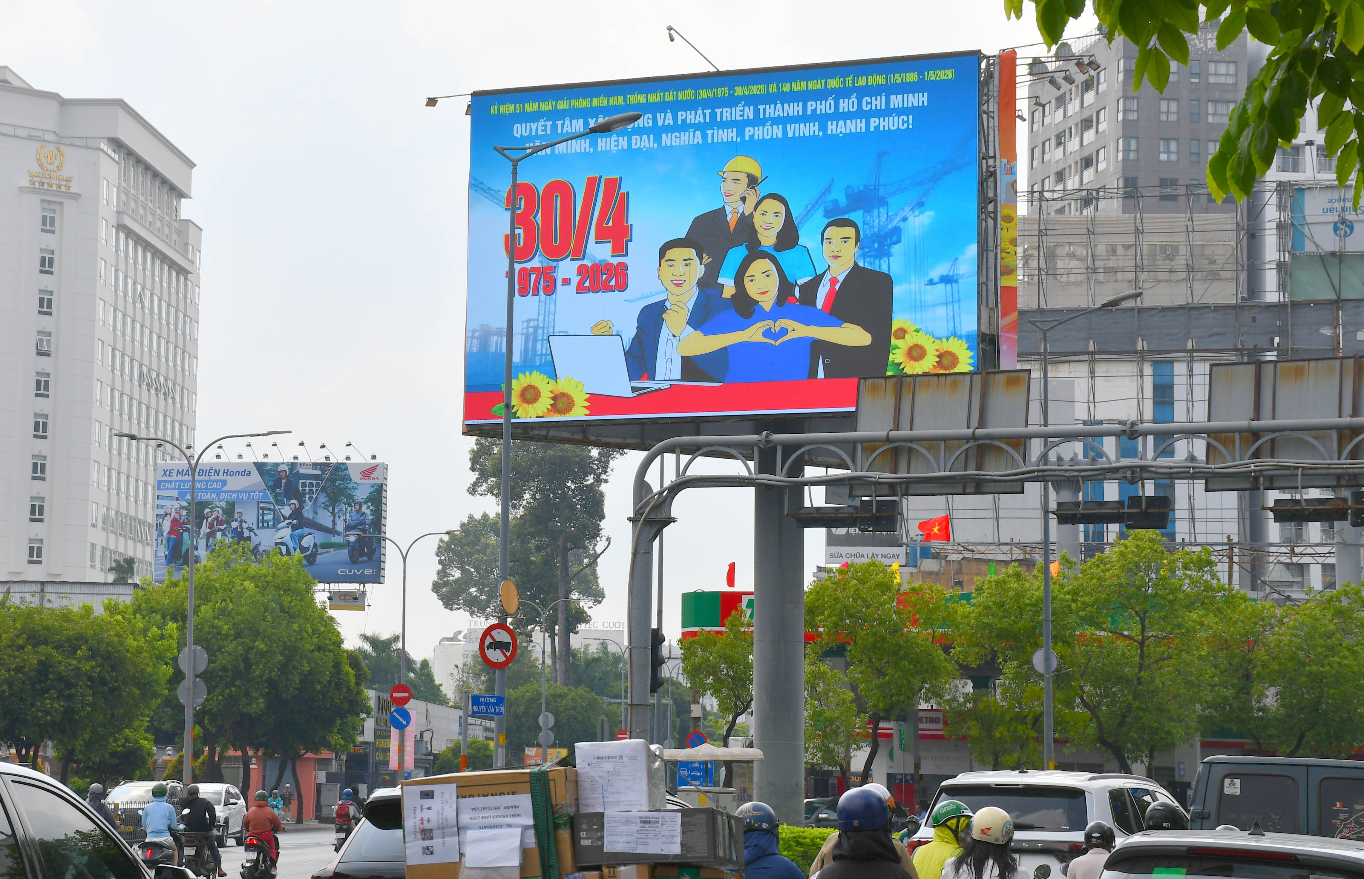 TP. Hồ Chí Minh rực rỡ cờ hoa mừng đại lễ 30/4 