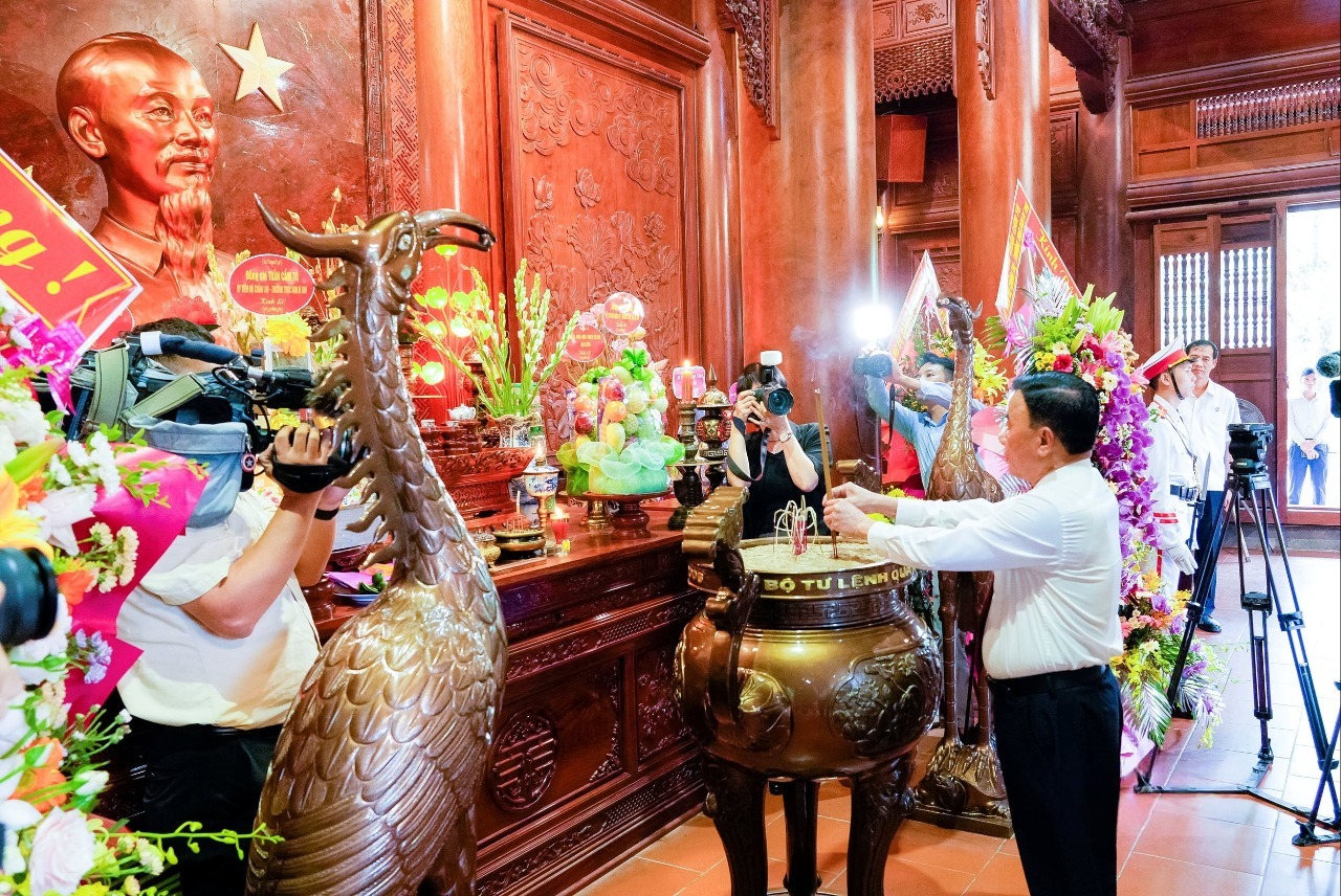 Thường trực Ban Bí thư Trần Cẩm Tú dâng hương tưởng niệm Chủ tịch Hồ Chí Minh