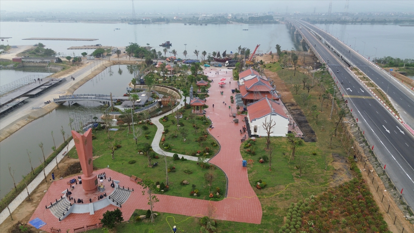 Bến phà Gianh 2 vừa được đầu tư tôn tạo bằng nguồn xã hội hóa. Ảnh: Báo Thanh Niên