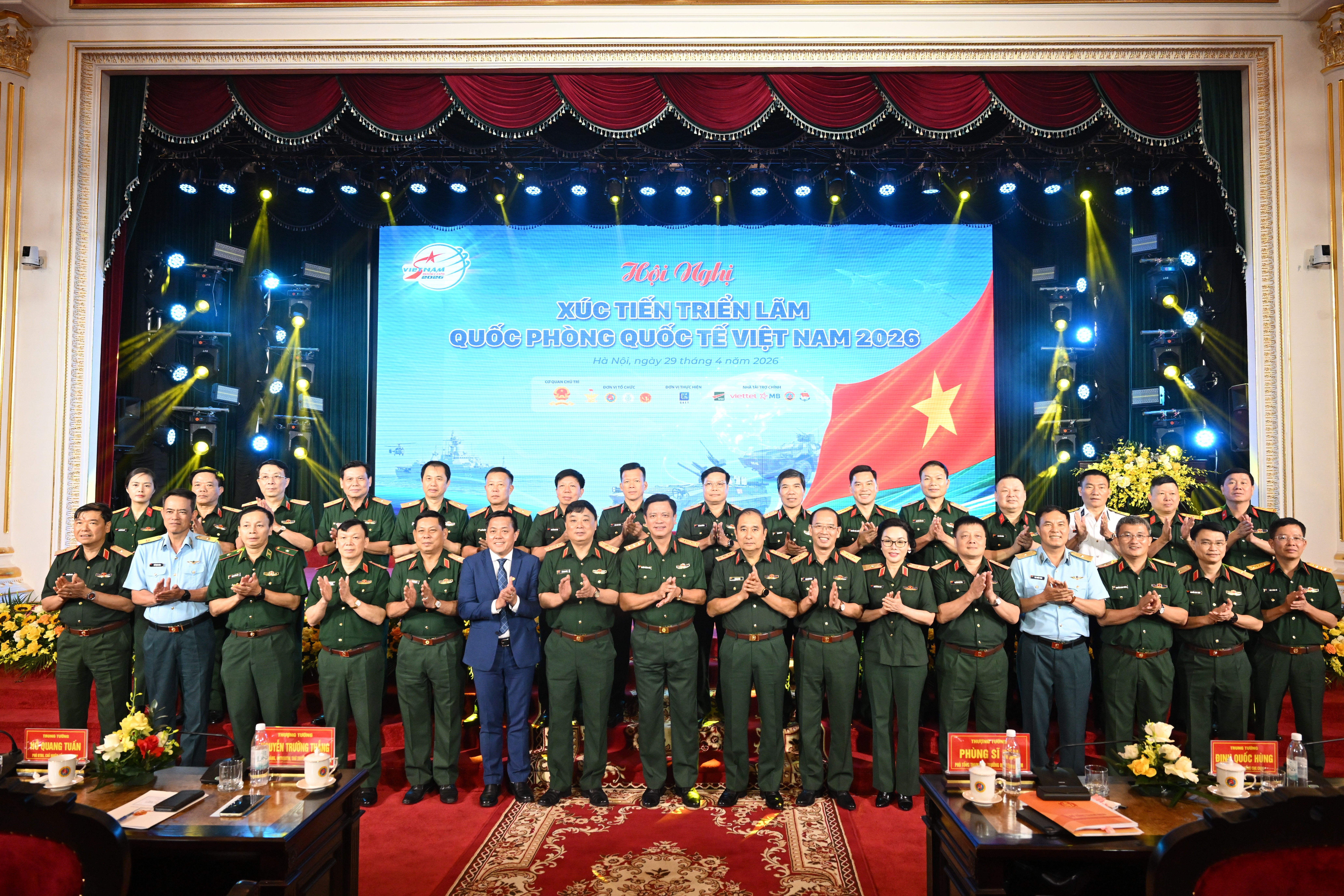 Các đại biểu chụp ảnh chung.