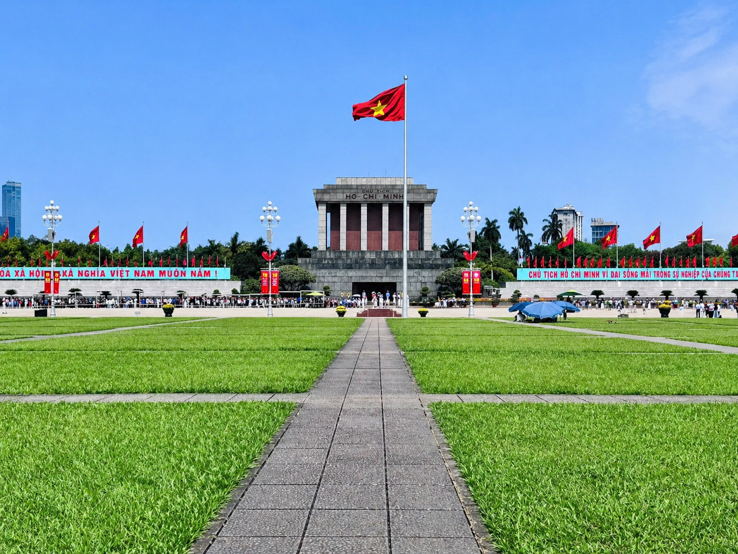 Quảng trường Ba Đình rực rỡ sắc đỏ, đón du khách ngày 30/4 