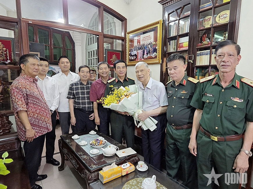 Đại tướng Phan Văn Giang thăm hỏi, chúc sức khỏe Trung tướng, Anh hùng Lực lượng vũ trang nhân dân Đặng Quân Thụy, nguyên Phó chủ tịch Quốc hội.