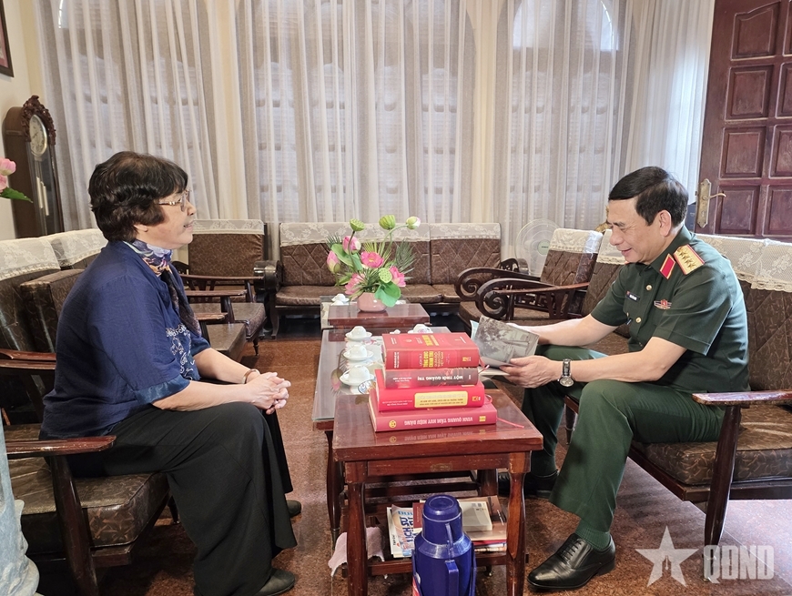 Đại tướng Phan Văn Giang và thân nhân của các đồng chí nguyên lãnh đạo Đảng, Nhà nước, Quân đội.