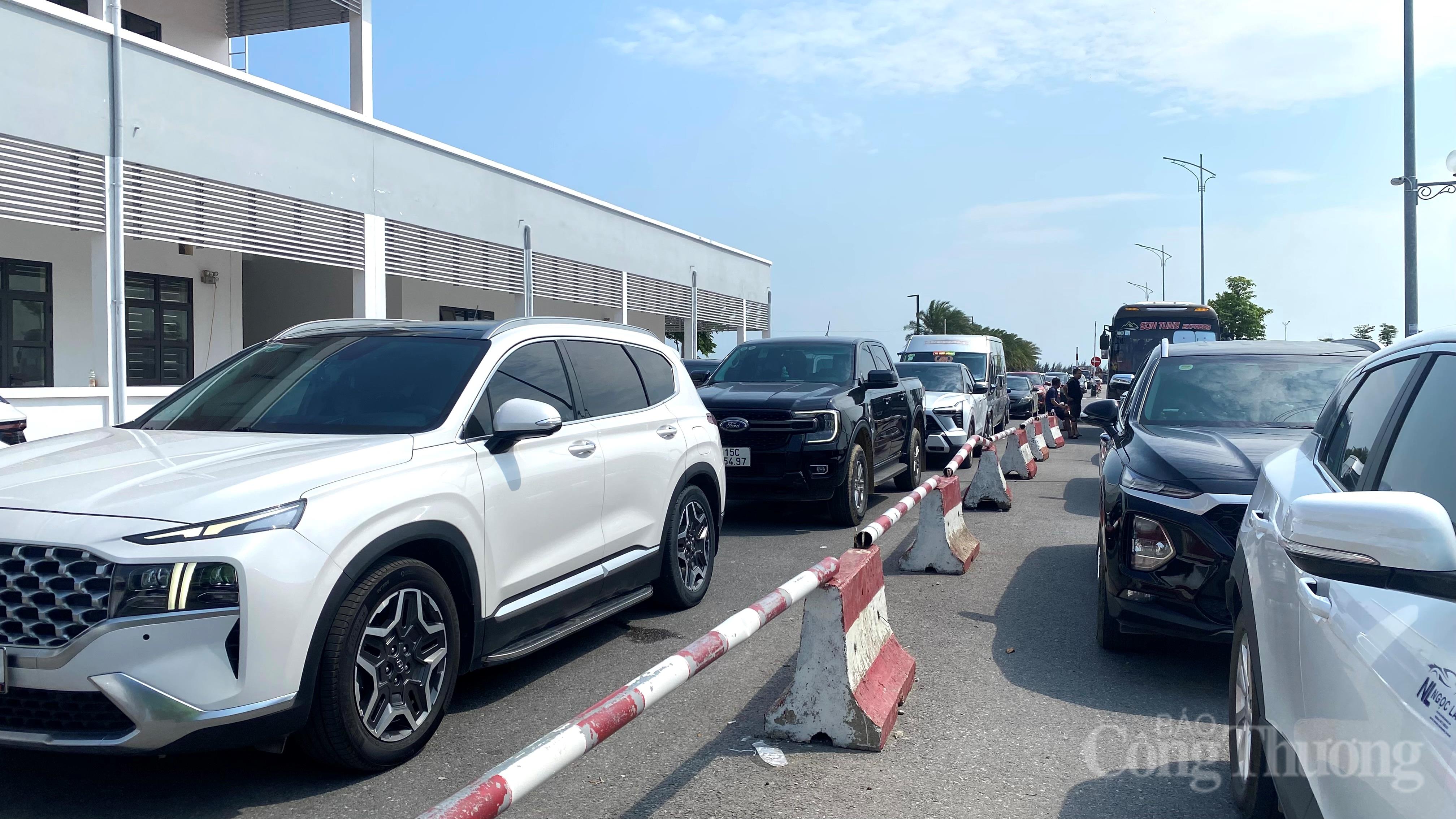 Dòng ô tô nối dài chờ qua phà Đồng Bài sang tham quan đảo Cát Bà vào chiều 30/4.
