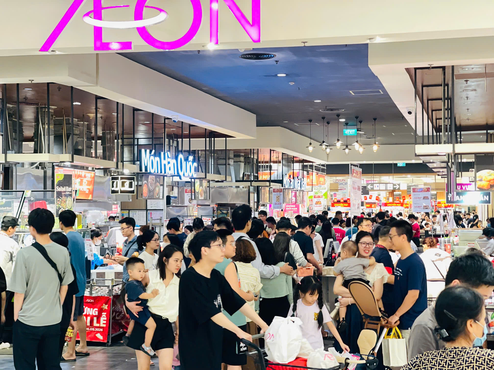 ‘Biển người’ đổ về trung tâm thương mại dịp lễ 30/4 - 1/5