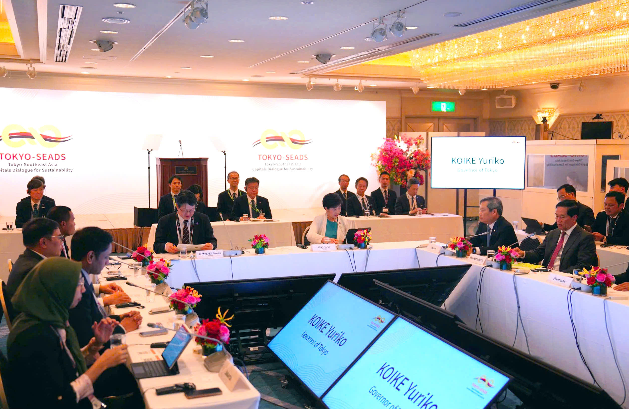 Quang cảnh phiên Đối thoại Tokyo và Thủ đô các nước Đông Nam Á về phát triển bền vững (TOKYO SEADS) lần thứ nhất do Thống đốc Tokyo, bà Koike Yuriko chủ trì.